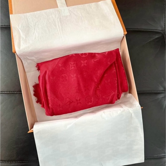 *BRAND NEW* Louis Vuitton Monogram Classic Shawl in RARE LIMITED EDITION Red - Picture 6 of 8